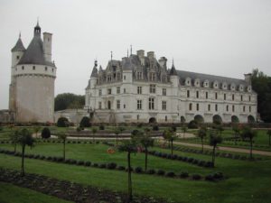 le chateau de chenonceau est un magnifique monument au dessus du cher